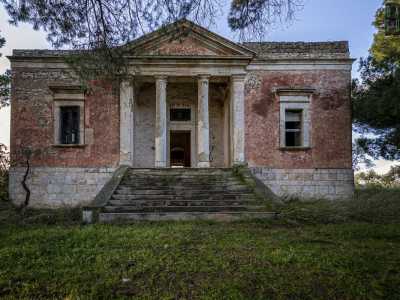 Composta da un solo piano leggermente rialzato, � di colore rosso con due finestre sul prospetto e su entrambi i muri laterali. A dominare la facciata � il sontuoso ingresso che ricorda le nobili ville palladiane del 700-800